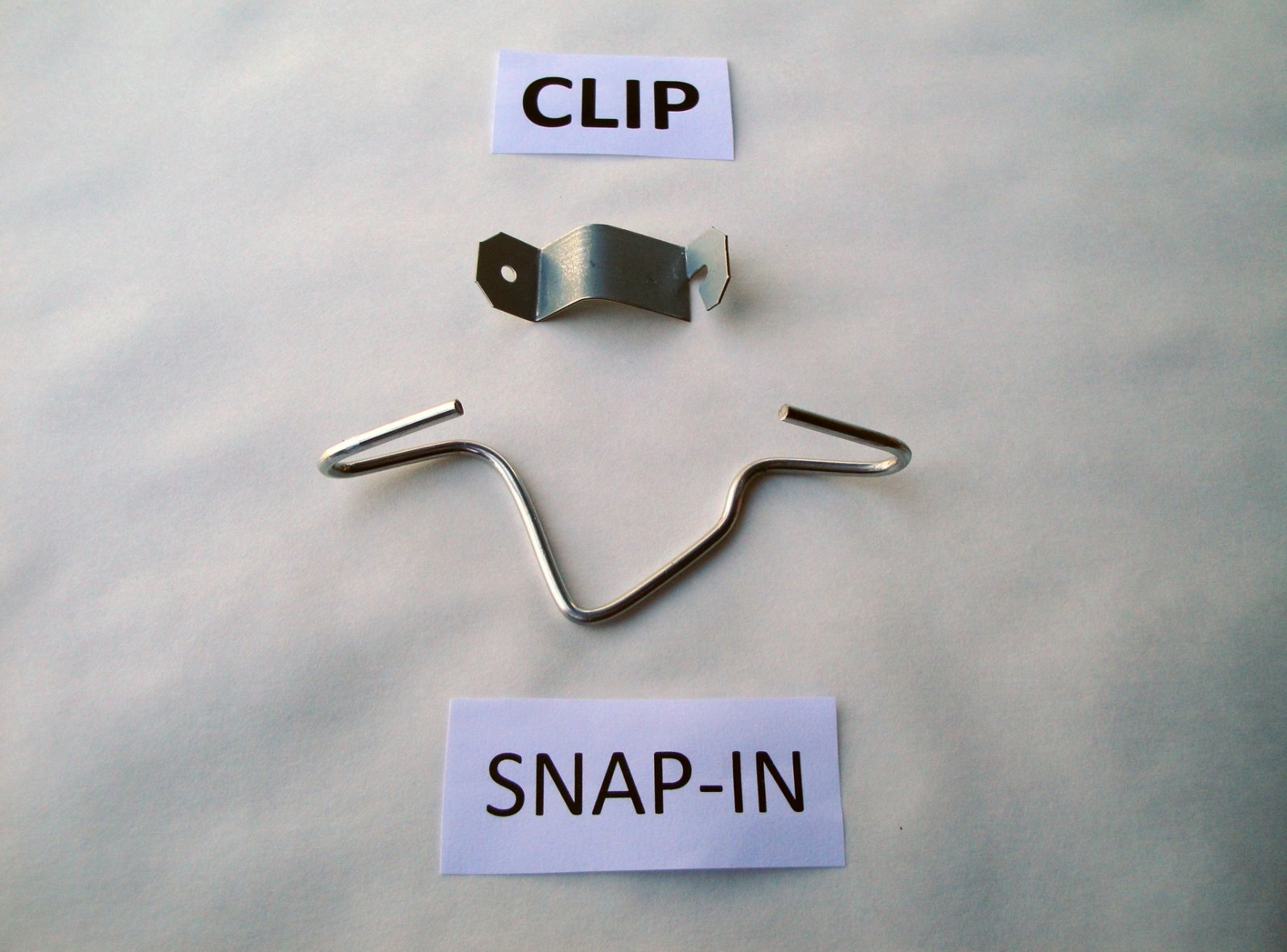 SITC – Snap-In Crossarm Clip for T-Post, Assembled