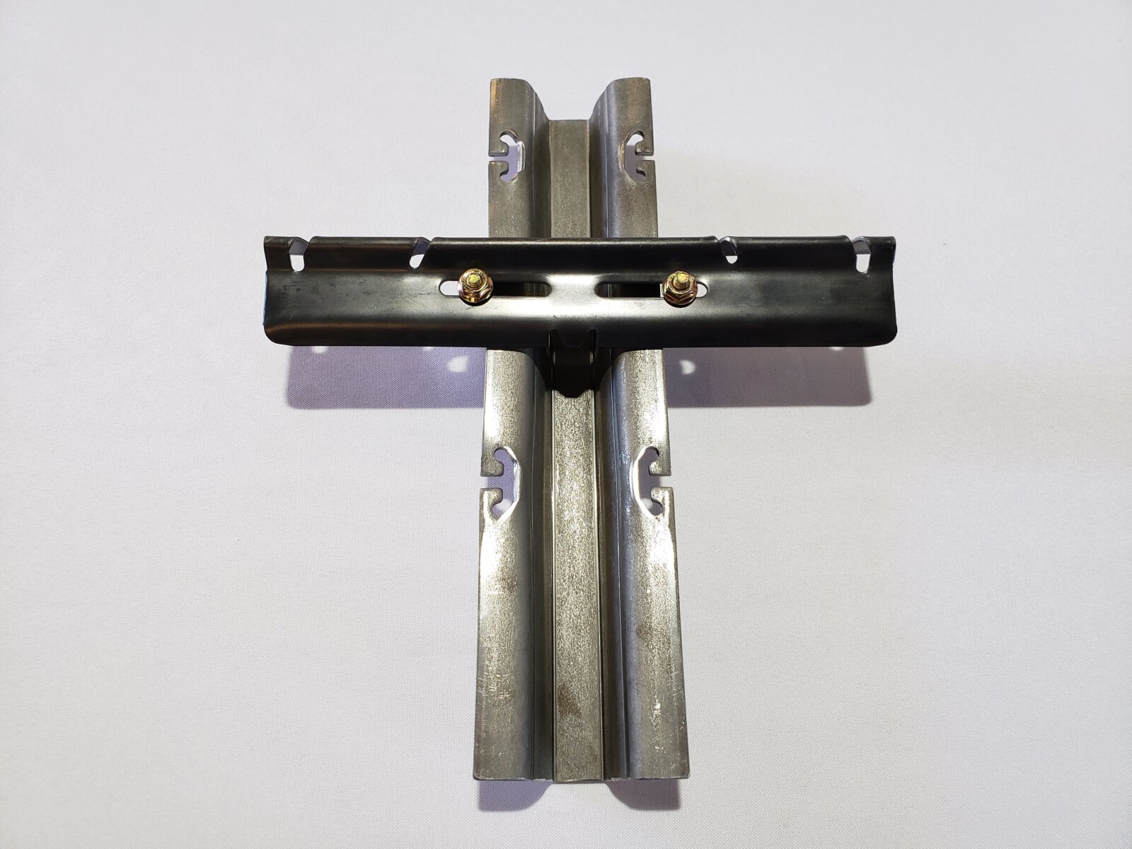 Flat Edge Line Post With Multiple Slot L-Style Crossarm