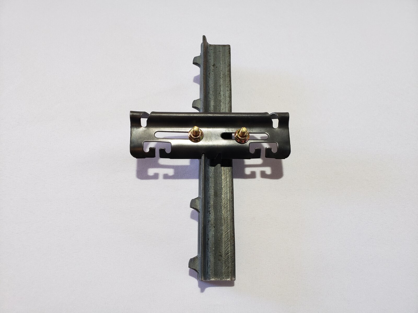 L-Style Crossarm Mounted On T-Post